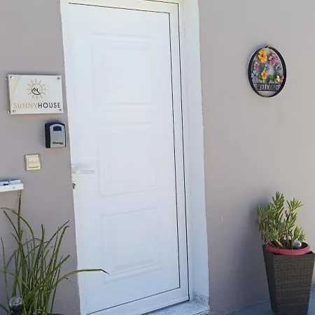 Sunny House بيت للعطل *